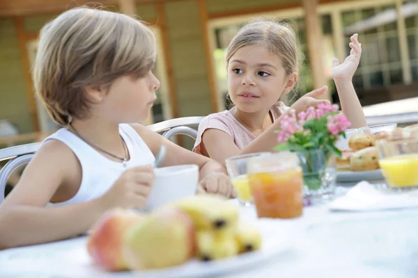 Kinderen Ontbijten Buiten Het Huis — Stockfoto