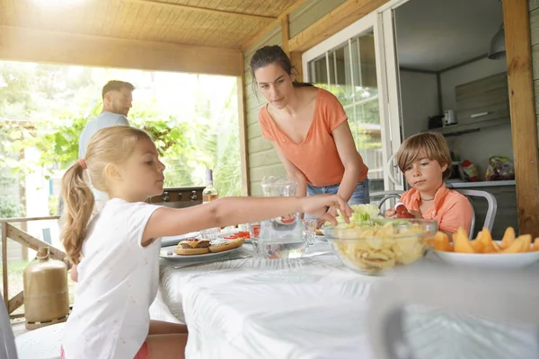 Keluarga Saat Liburan Makan Siang Luar Ruangan — Stok Foto