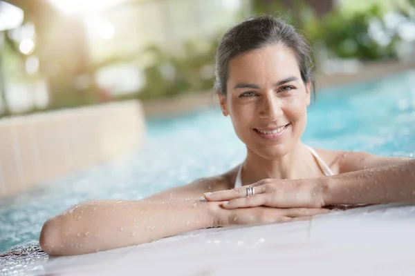 Mulher Morena Atraente Relaxando Piscina Spa — Fotografia de Stock