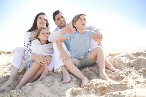 Familie Sitzt Späten Nachmittag Strand — Stockfoto