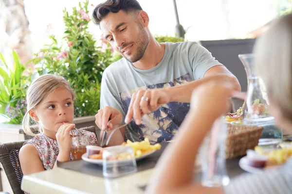 Daddy Helping Daughter Cutting Food Restaurant — Stock Photo, Image