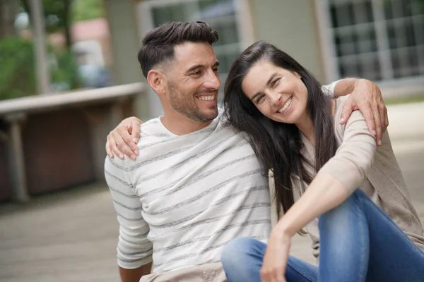 Couple Relaxant Dans Cour Embrassant — Photo