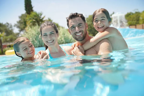 Porträt Einer Glücklichen Familie Sommer Schwimmbad — Stockfoto