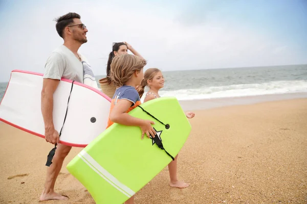 Rodzina Chodzenie Piaszczystej Plaży Widokiem Ocean — Zdjęcie stockowe