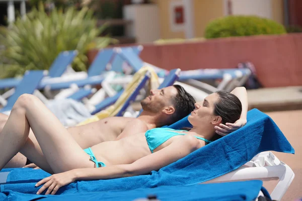Paar Entspannt Auf Langen Stühlen Pool Des Resorts — Stockfoto
