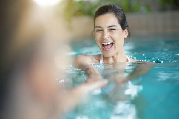 水疗池中的黑发女人快乐 — 图库照片