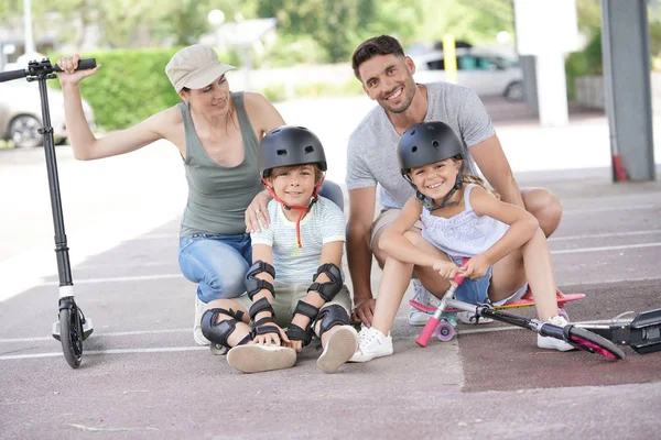 Famiglia Persone Che Godono Una Giornata Equitazione Ricreativa — Foto Stock