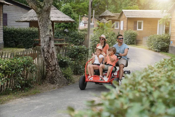 Parents Avec Enfants Amusant Équitation Kart — Photo