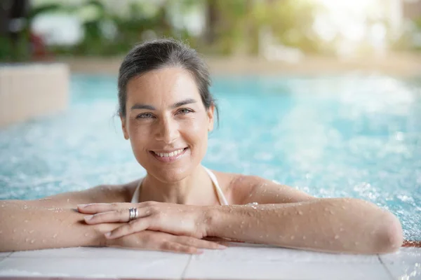 Attraente Bruna Donna Rilassante Nella Piscina Termale — Foto Stock