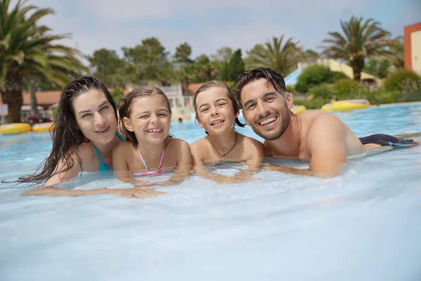 ホテルのプールで陽気な家族 — ストック写真