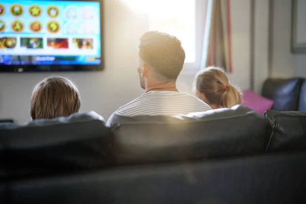 Papa Met Kinderen Spelen Video Game Thuis — Stockfoto