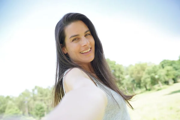 Retrato Una Hermosa Morena Sonriente — Foto de Stock