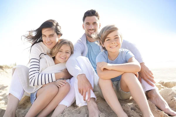 Rodina Sedí Pláži Pozdním Odpoledni — Stock fotografie