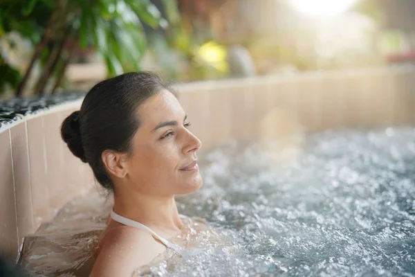 Atraktivní Bruneta Žena Relaxační Bazén — Stock fotografie