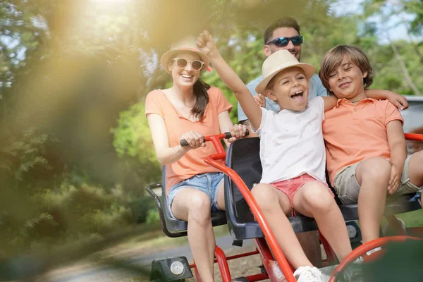 Οικογένεια Έχοντας Ένα Kart Βόλτα Στο Πάρκο — Φωτογραφία Αρχείου
