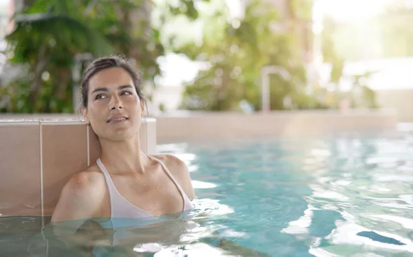 Attraktive Brünette Frau Entspannen Wellness Pool — Stockfoto