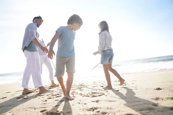 Famiglia Divertendosi Scrivere Messaggi Sulla Spiaggia Sabbia — Foto Stock