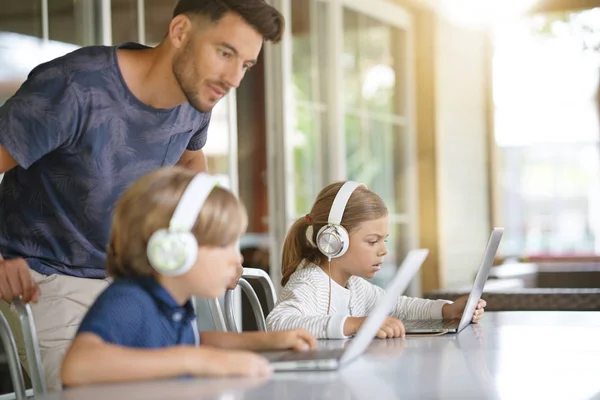 Genitore Con Bambini Che Utilizzano Computer Portatili Casa — Foto Stock