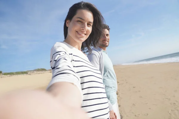 Fröhliche Brünette Frau Tapert Strand Und Führt Die Kamera Auf — Stockfoto