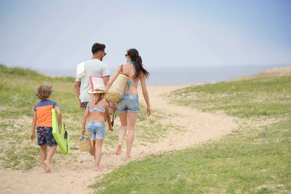 Rodziny Pieszo Plaży Wydm Ścieżka — Zdjęcie stockowe