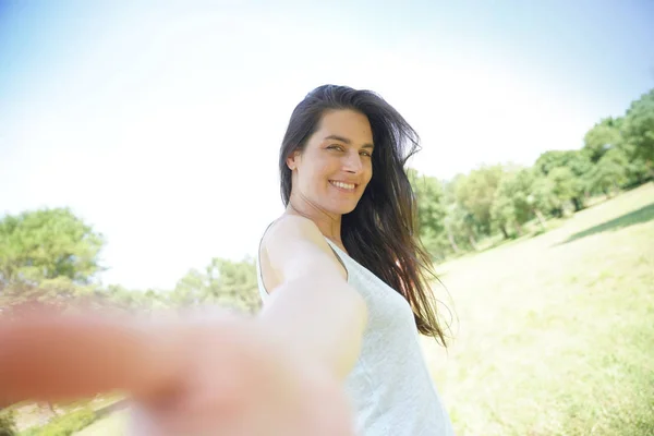 Retrato Una Hermosa Morena Sonriente — Foto de Stock