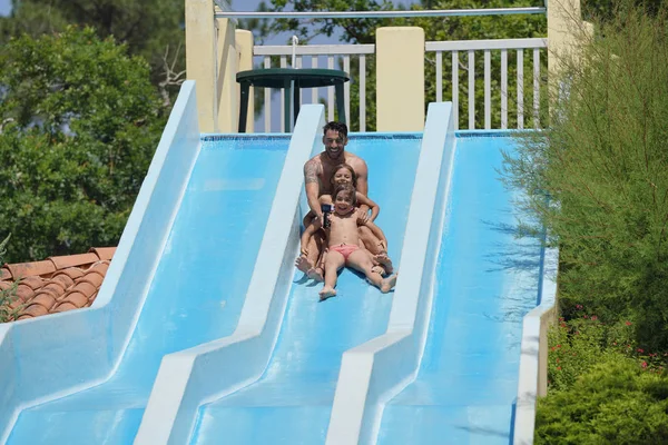 Papai Com Crianças Divertindo Slide Parque Aquático — Fotografia de Stock