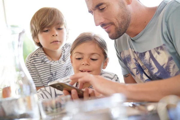 Padre Con Niños Jugando Con Smartphone Restaurante —  Fotos de Stock