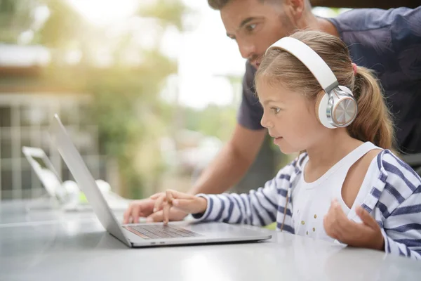 Menina Usando Laptop Com Ajuda Papai — Fotografia de Stock