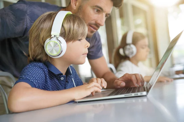 Liten Pojke Använder Laptop Med Hjälp Pappa — Stockfoto