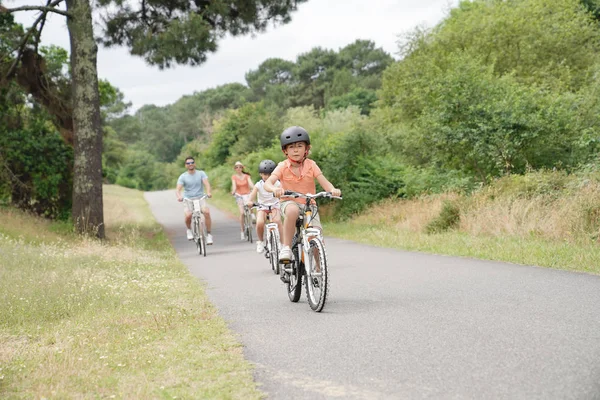 Gyerekek Szüleivel Lovaglás Kerékpárok Vidéken — Stock Fotó