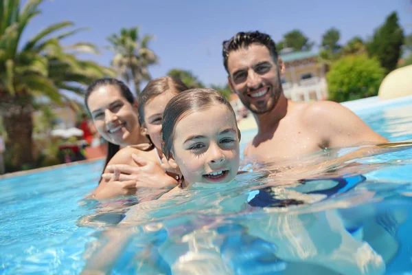 夏にプールで幸せな家族の肖像画 — ストック写真