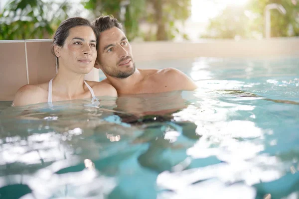 Coppia Relax Piscina Termale Resort — Foto Stock