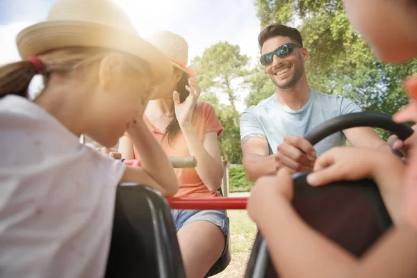 Parkta Binmek Bir Kart Olan Aile — Stok fotoğraf