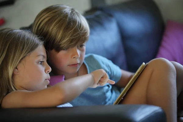 Enfants Jouant Avec Tablette Numérique Assis Sur Canapé — Photo