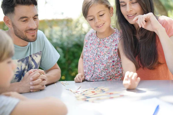 Ευτυχισμένη Οικογένεια Απολαμβάνει Παίζοντας Παιχνίδι Μαζί — Φωτογραφία Αρχείου