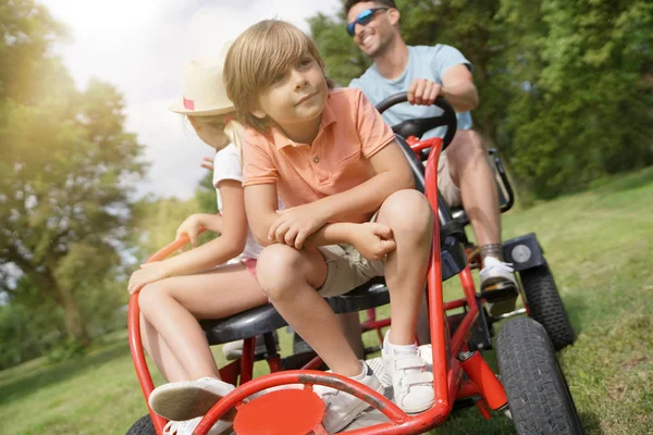 Família Fazendo Passeio Kart Parque — Fotografia de Stock