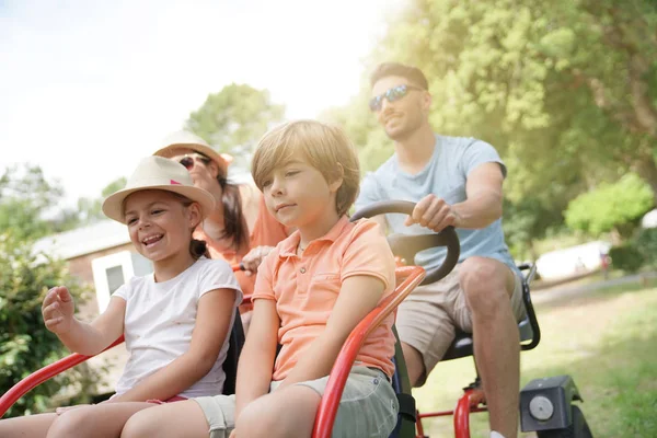 Familia Teniendo Paseo Kart Parque — Foto de Stock