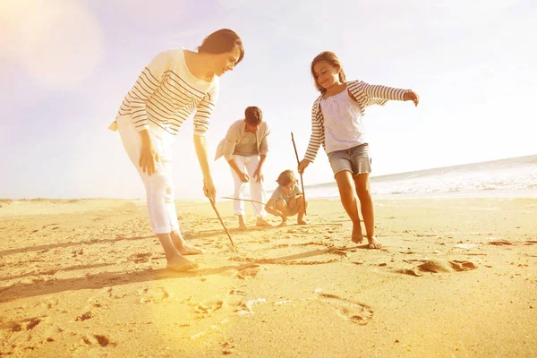 Keluarga Bersenang Senang Menulis Pesan Pantai Berpasir — Stok Foto