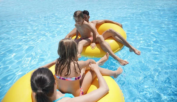 Familie Hat Spaß Beim Schlauchbootfahren Pool — Stockfoto
