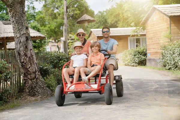 孩子的父母有乐趣骑卡丁车 — 图库照片