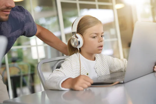 Little Girl Using Laptop Help Daddy — Stock Photo, Image