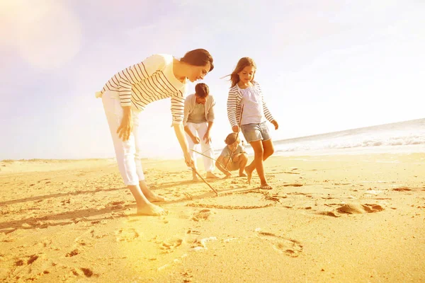 Familie Plezier Schrijven Van Berichten Aan Zandstrand — Stockfoto