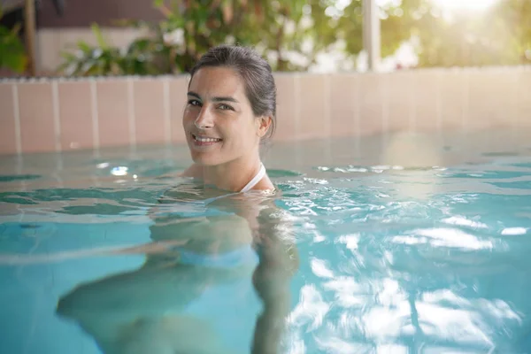 Atraktivní Bruneta Žena Relaxační Bazén — Stock fotografie