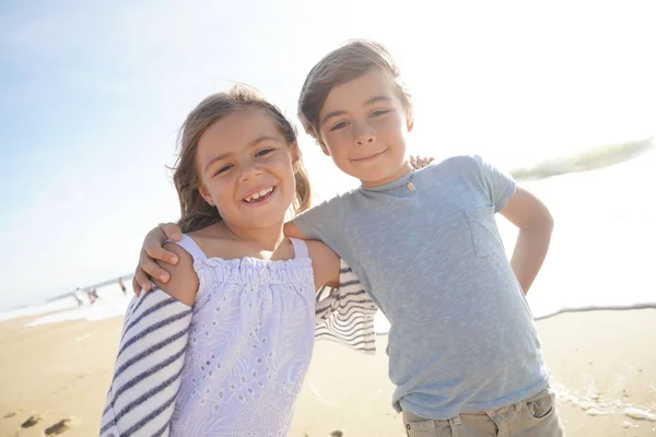 Portrét Šťastné Děti Pláži — Stock fotografie