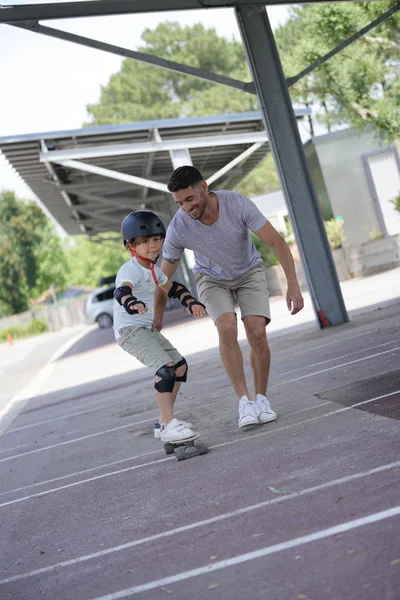 和爸爸一起学习滑冰的小男孩 — 图库照片