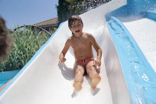 Menino Deslizando Para Baixo Toboggan Parque Aquático — Fotografia de Stock