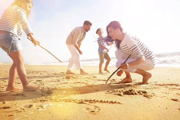 Keluarga Bersenang Senang Menulis Pesan Pantai Berpasir — Stok Foto