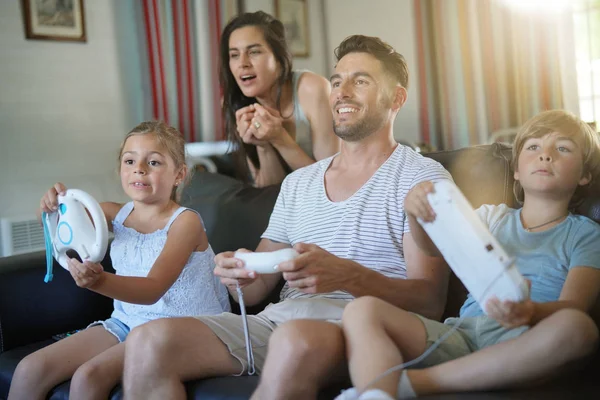 Familjen Har Roligt Hemma Spelar Videospel — Stockfoto