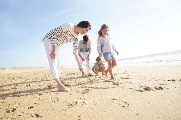 Familie Hat Spaß Beim Schreiben Von Nachrichten Sandstrand — Stockfoto