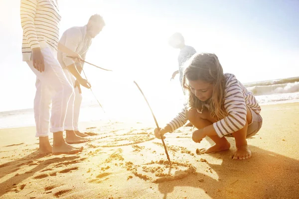 Familie Hat Spaß Beim Schreiben Von Nachrichten Sandstrand — Stockfoto